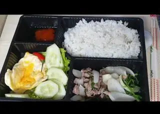 Hình ảnh ♥️Cơm bò xào cần tây+trứng chiên+canh rau củ.