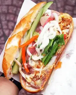 Hình ảnh Bánh Mì Patê Thịt Nguội Chả