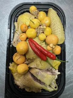 Hình ảnh Gà Luộc Nước Dừa 1/2 Con  chặt sẵn