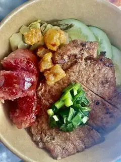 Hình ảnh Cơm tấm sườn lạp xưởng + canh