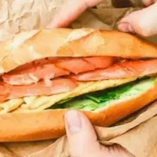 Hình ảnh Bánh mì trứng xúc xích