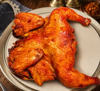 Hình ảnh Gà nguyên con Siêu Cay BBQ Hong Kong (Tặng 4 bánh bao chiên giòn)