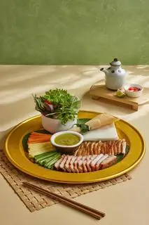 Hình ảnh Mâm Xá xíu gà quay cuốn rau thơm