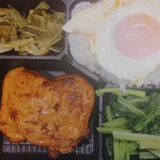 Hình ảnh Cơm má gà nướng cay Hàn Quốc 