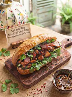 Hình ảnh Bánh mì xúc xích thịt nướng