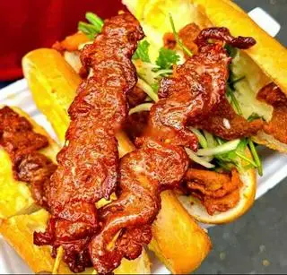 Hình ảnh bánh mì thịt xiên nướng - sốt dưa chuột 