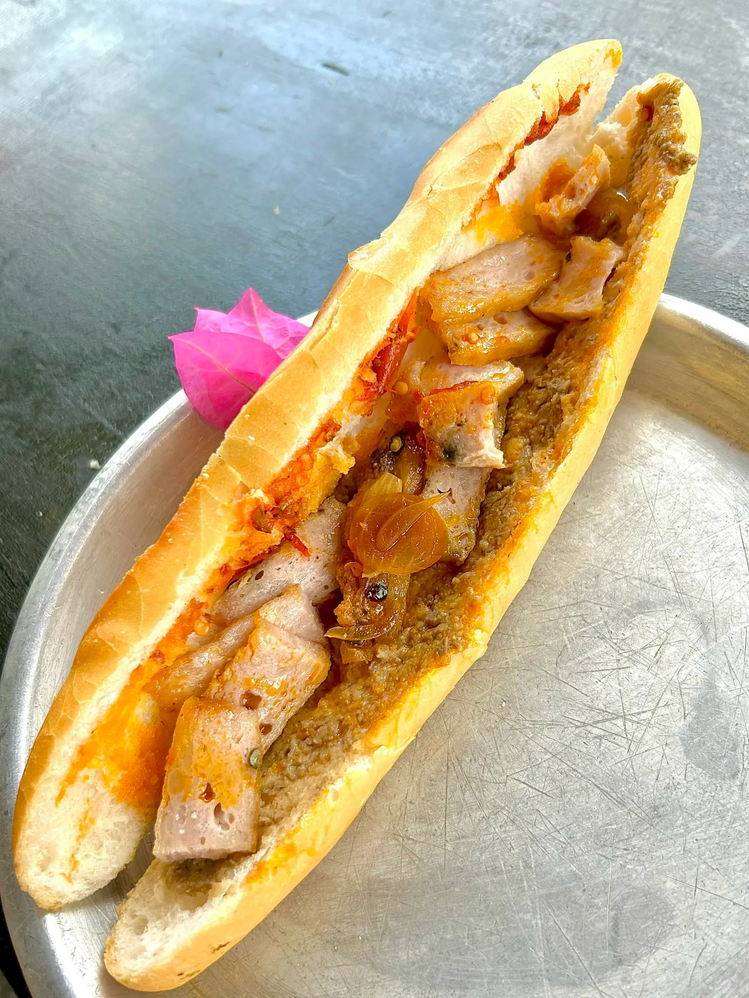 Hình ảnh Bánh mì que chả mỡ pate