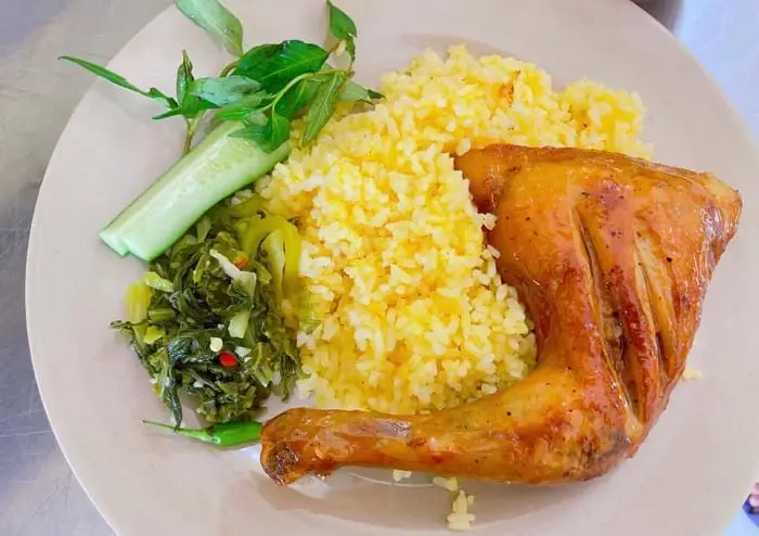Hình ảnh Cơm Chiên Gà Xối Mỡ Góc Tư +trà Đào
