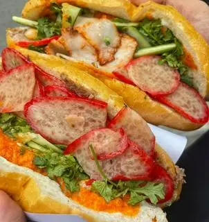 Hình ảnh bánh mì trứng xúc xích đỏ