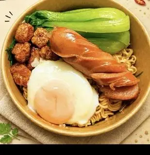 Hình ảnh Mì trộn xúc xích trứng