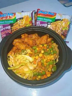 Hình ảnh 1 gói mỳ indomie trộn gà viên sốt ( cay , ngọt , phomai ) 