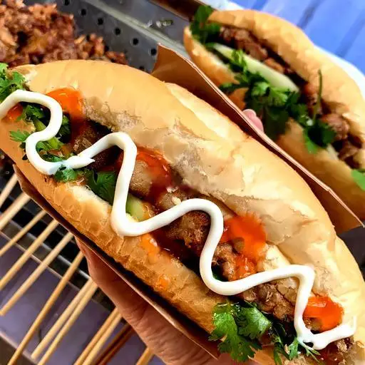 Hình ảnh Bánh mì 2 xiên thịt