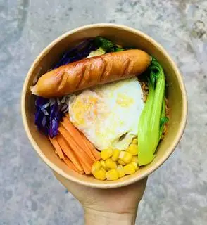 Hình ảnh Mì trộn thập cẩm Trứng - Xúc xích tặng 1 ly trà tắc