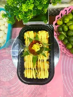 Hình ảnh Cuộn đỏ bơ - lòng đào chấm sốt me/sốt tắc 