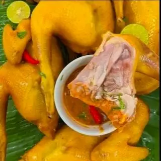Hình ảnh 1 con gà ủ muối đầy đủ đầu chân ăn nóng 