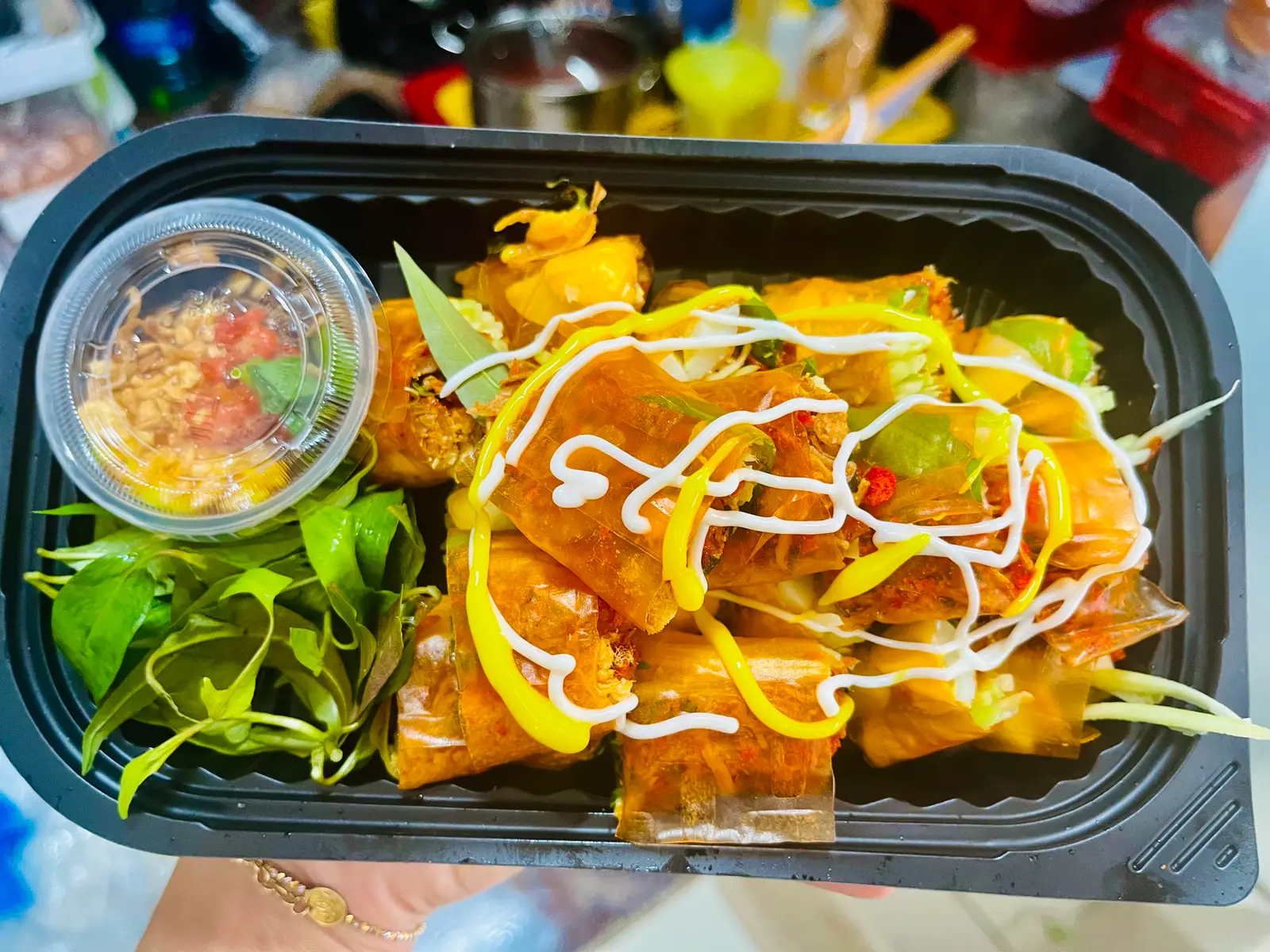 Hình ảnh Cuốn trứng chấm sốt ME bơ