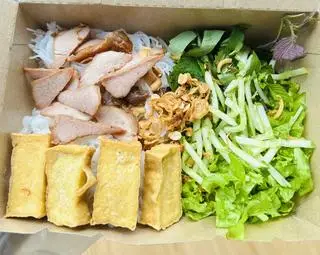 Hình ảnh Bún nước tương Thịt ram - Đậu hủ