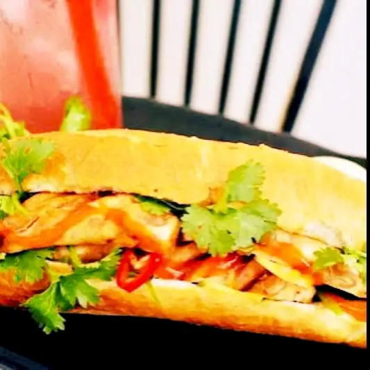 Hình ảnh Bánh mì pate xúc xích