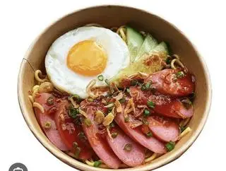 Hình ảnh Mì trộn xúc xích trứng 