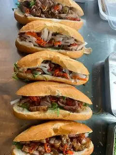 Hình ảnh bánh mì thịt nướng kèm coca