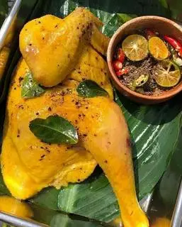 Hình ảnh Combo : Gà ủ muối 2 phần nửa con chặt sẵn + tặng 1 pepsi