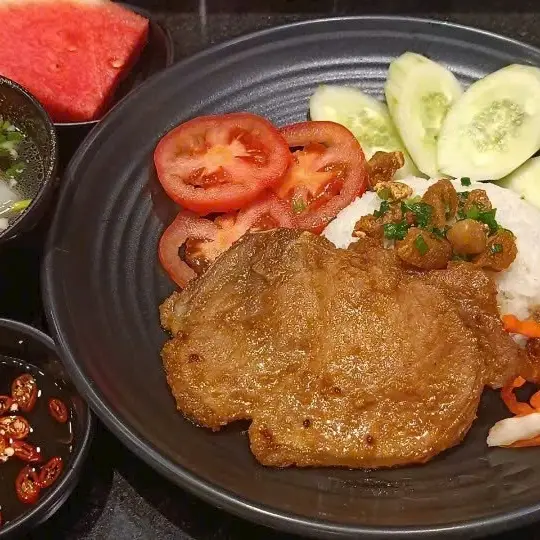 Hình ảnh Cơm tấm sườn cốt lết nướng