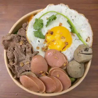 Hình ảnh Mì xào xúc xích, trứng