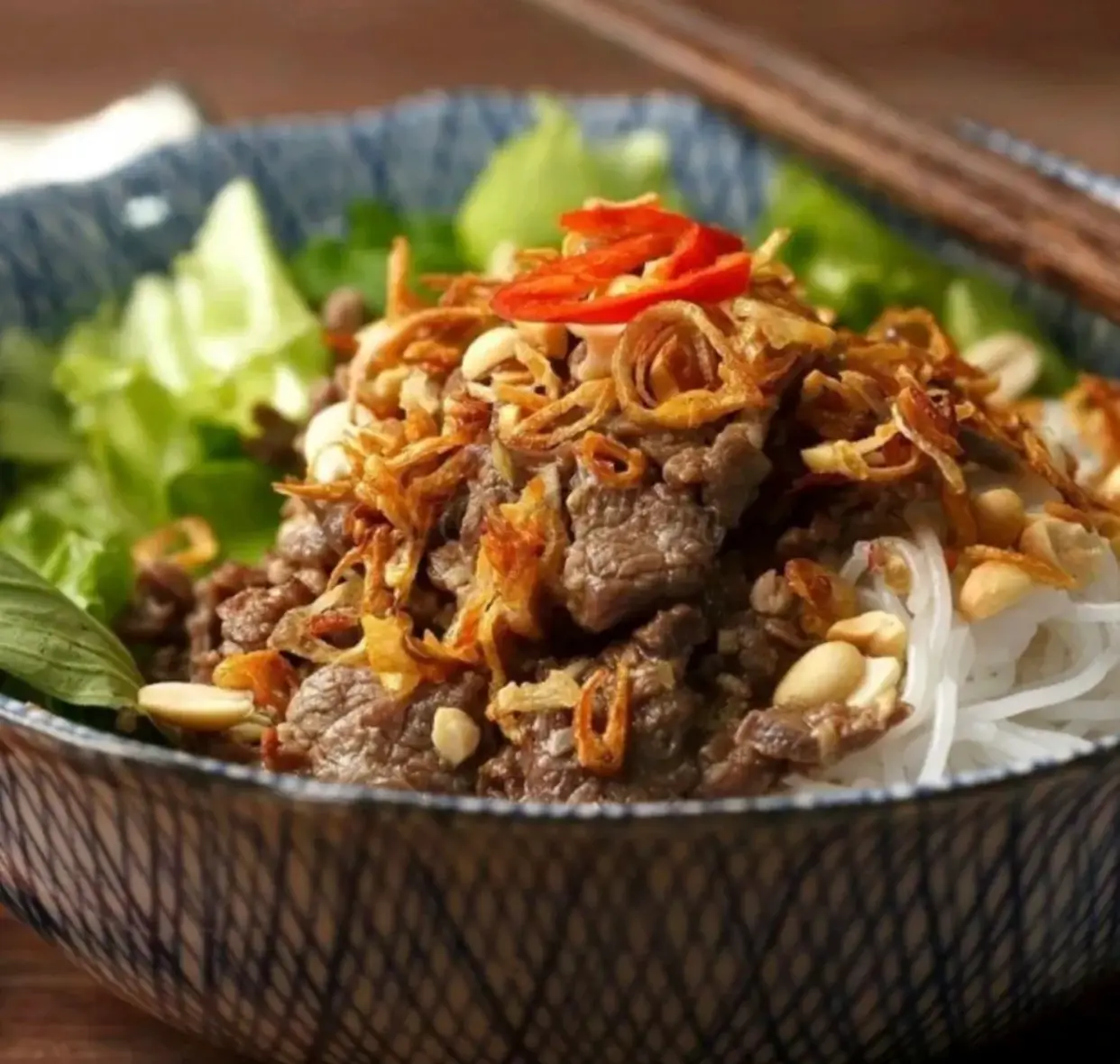 Hình ảnh 1 miến trộn bò kèm 1 topping XÚC XÍCH
