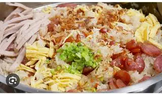 Hình ảnh Xôi khúc ( có thêm  topping ăn kèm )