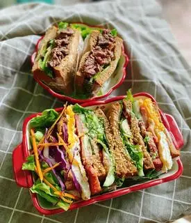 Hình ảnh Bánh mì sanwich đen kẹp thịt bò 