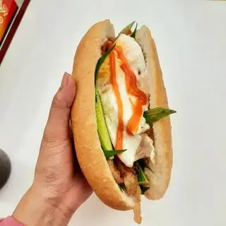 Hình ảnh Bánh mì chả cá + trứng ốp la