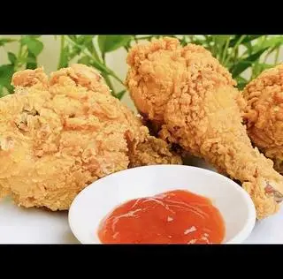 Hình ảnh Combo 1 Đùi Gà Rán + 1 Lạp Xưởng truyền thống + 1Côca/1Pepsi tươi