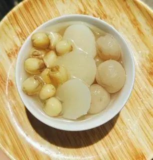 Hình ảnh Chè hạt sen long nhãn củ năng