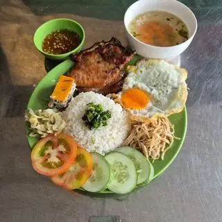 Hình ảnh Cơm tấm, sườn, trứng, bì, chả