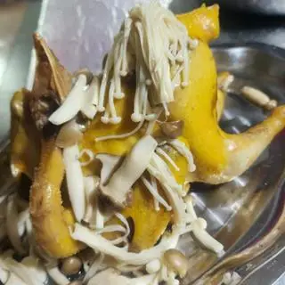 Hình ảnh 1 Gà Ta Hấp Nấm Thơm Ngon 