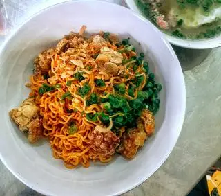 Hình ảnh Mì trộn muối ớt với tái
