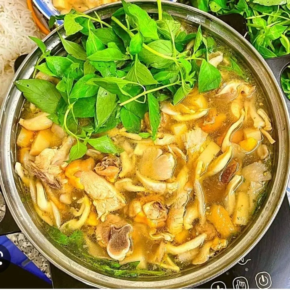 Hình ảnh Lẩu gà lá é vừa 