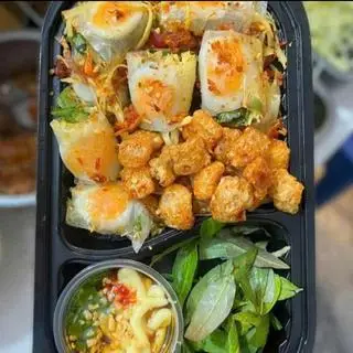 Hình ảnh  Bánh tráng  cuốn trứng ruốc xoài tóp mỡ 