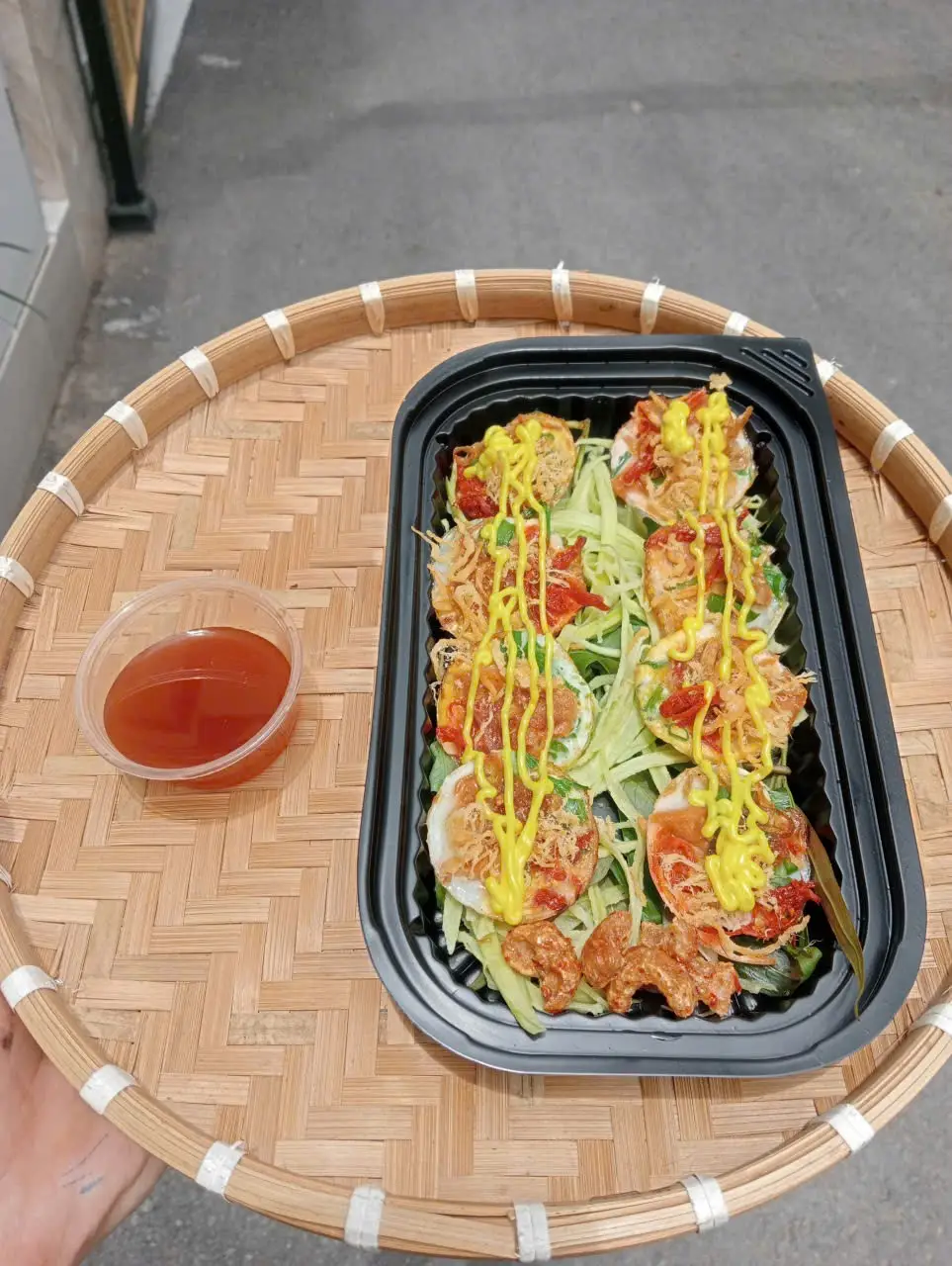 Hình ảnh Bánh trứng cút chiên topping sốt me