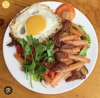 Hình ảnh nui xào bò - trứng opla