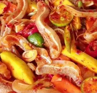 Hình ảnh Tai heo sốt thái trộn xoài 