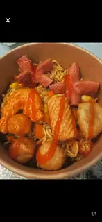 Hình ảnh mì trộn viên chiên, xúc xích, chả mực