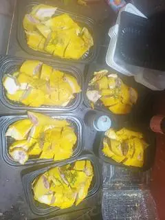 Hình ảnh gà ư muối 1 con an mát tặng nước sốt than thánh 
