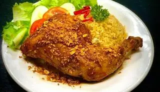 Hình ảnh cơm gà xối mỡ xốt Rôti GÓC TƯ 