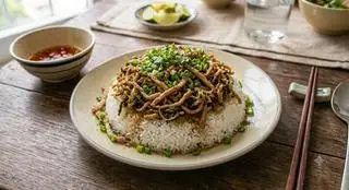 Hình ảnh Cơm trắng thịt heo xào dưa muối + nước
