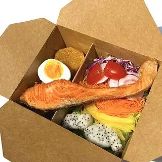Hình ảnh Khoai Lang Mật Cá Hồi và Salad