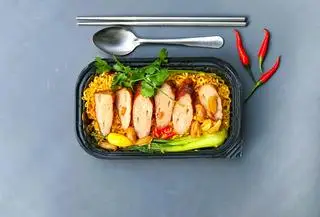 Hình ảnh Mì trộn nem nướng tỏi
