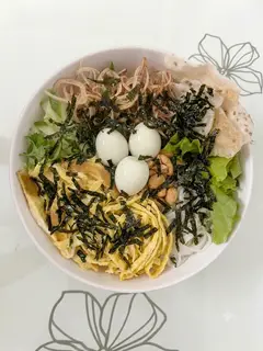 Hình ảnh Mì mây trộn trứng rong biển (mì sợi trứng)