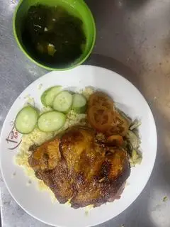 Hình ảnh Cơm gà xối mỡ má đùi gà lớn