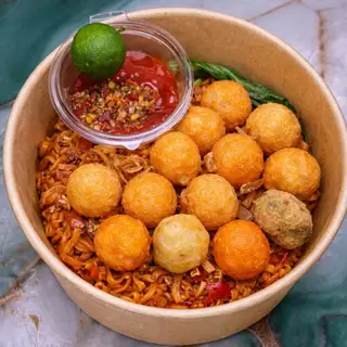 Hình ảnh mì trộn cá viên tóp mỡ tỏi ớt